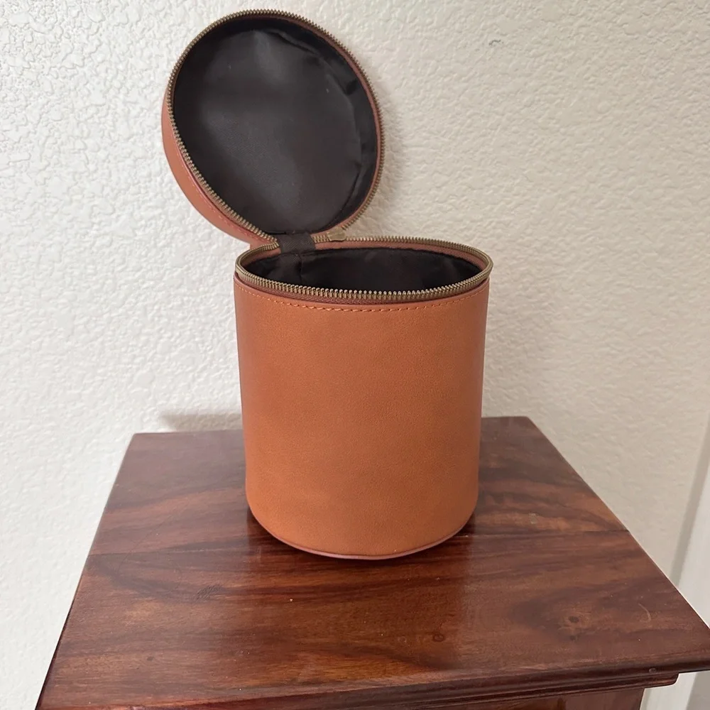 Universal Thread Round Purse - Picture 3 of 3